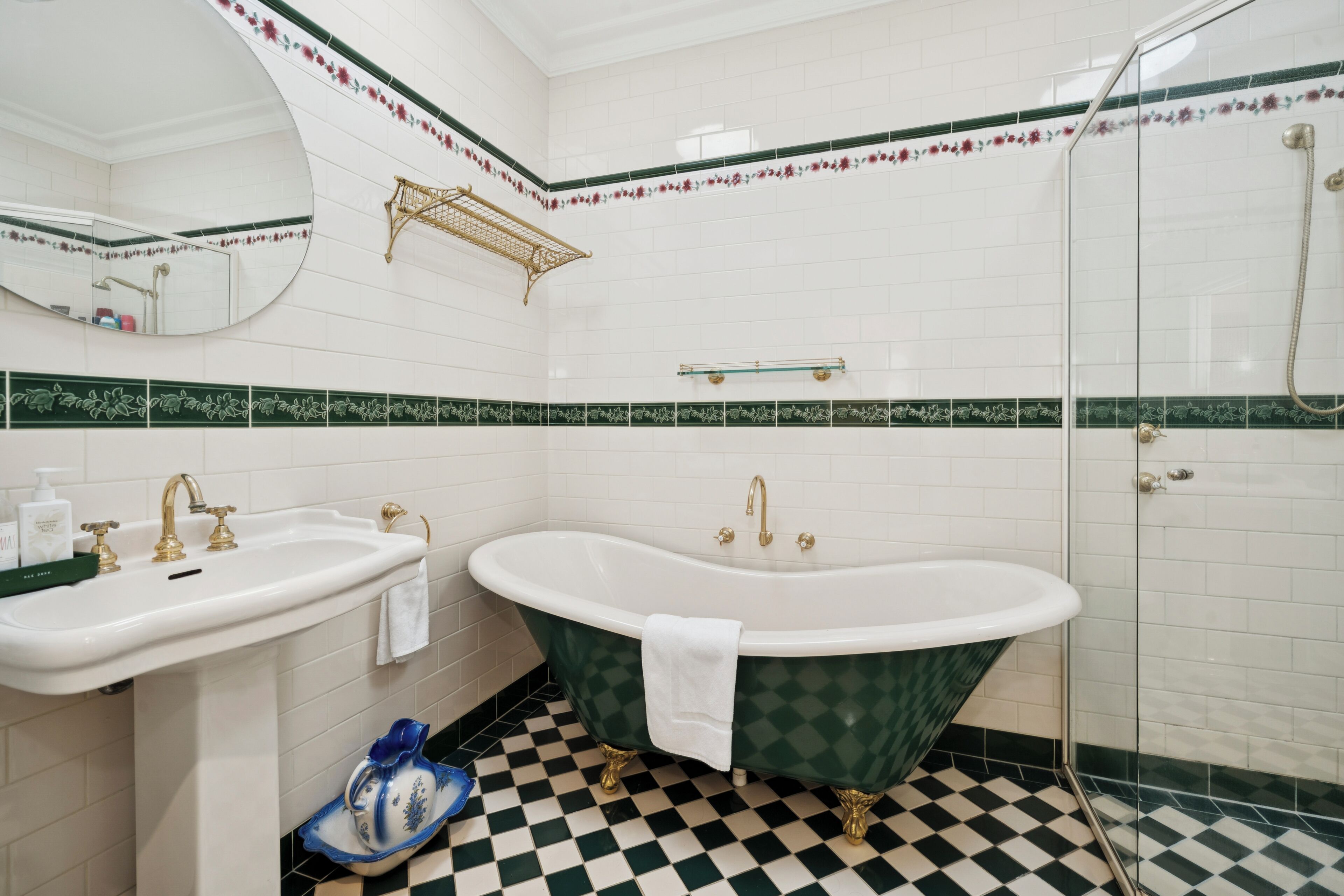Un baño con una bañera independiente, lavamanos y ducha.