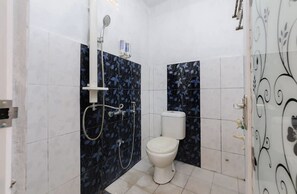 Deluxe Double Room | Bathroom | Shower, rainfall showerhead, free toiletries, towels - Hotel O near Mall Boemi Kedaton 1 (Bandar Lampung)