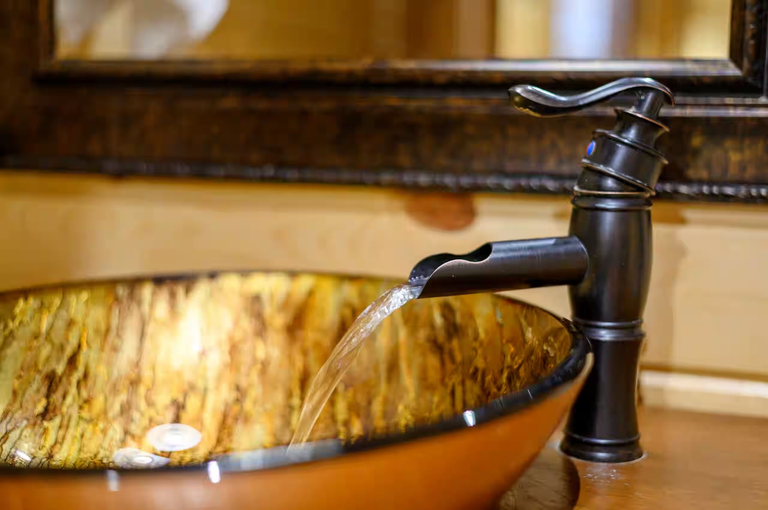 Ein Waschbecken mit einem Wasserhahn.
