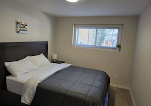 2 bedrooms, iron/ironing board, WiFi, bed sheets - Home Away on Mt. Fisher, Cranbrook- Private Suite (Cranbrook)