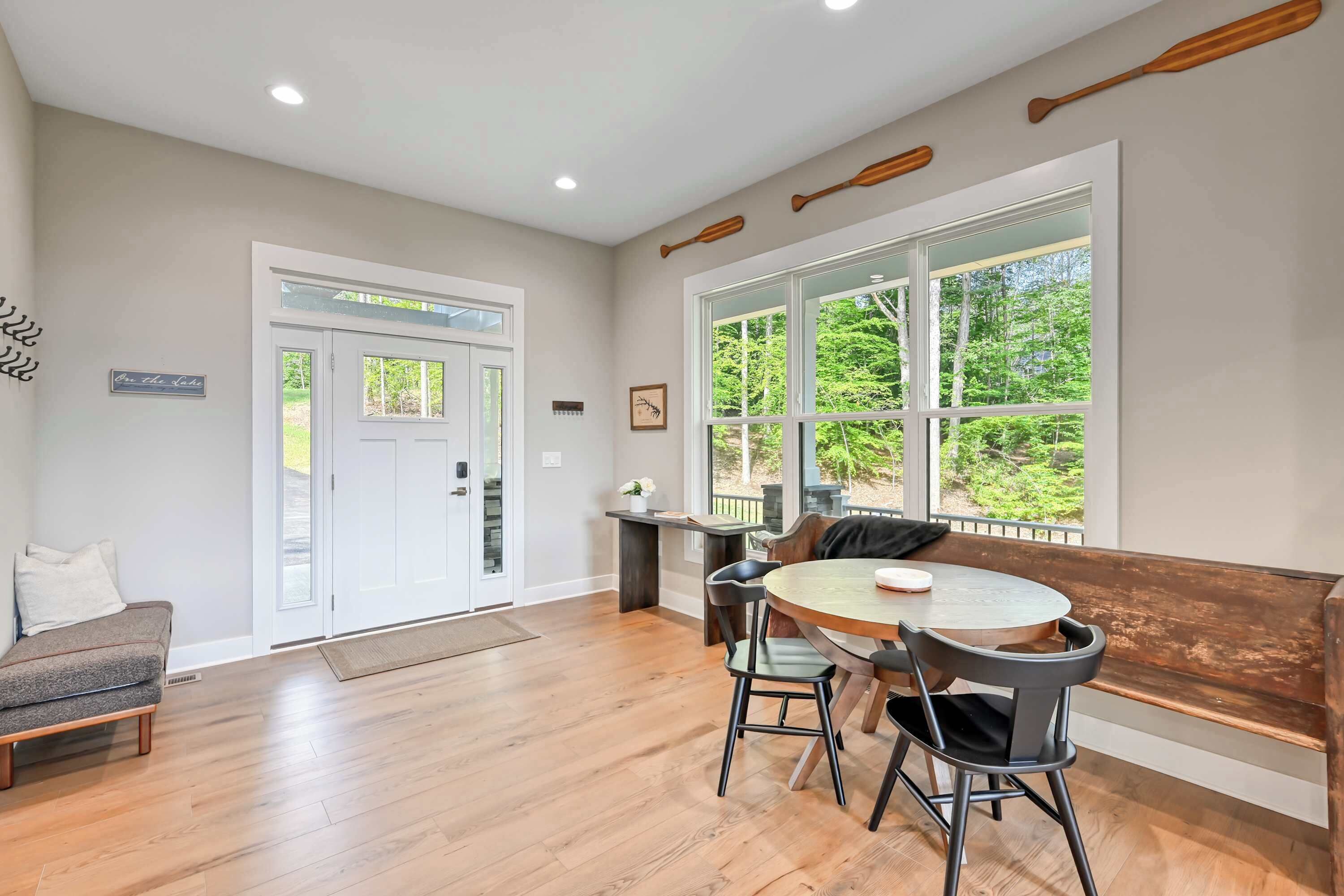 Ein modernes Interieur mit Essbereich, einer Bank und Blick ins Freie.