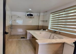 Villa, balcon, vue ville | Salle de bain