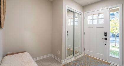 Opulent Chic Town Home in the Heart of Oakville