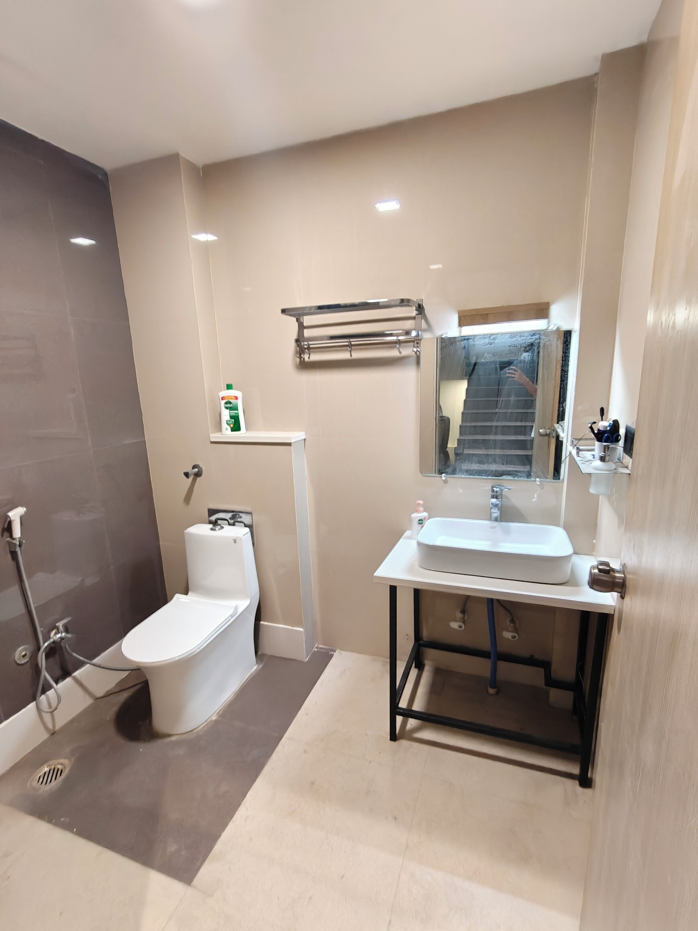 Ein modernes Badezimmer mit Toilette, Bidet und Waschbecken.