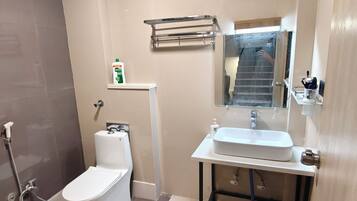 Ein modernes Badezimmer mit Toilette, Bidet und Waschbecken.