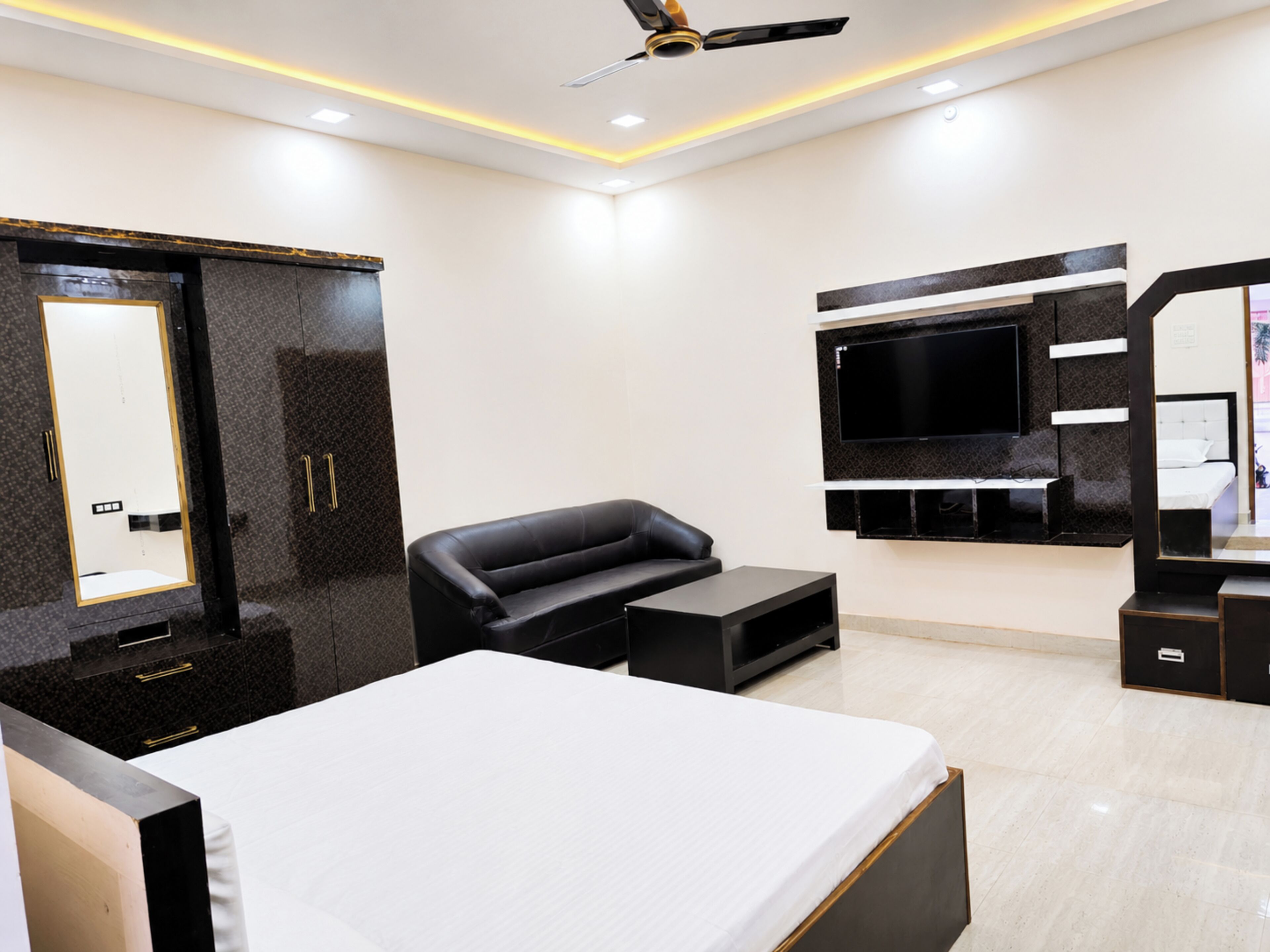 Hypo-allergenic bedding, desk, soundproofing, free WiFi