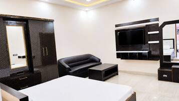 Hypo-allergenic bedding, desk, soundproofing, free WiFi