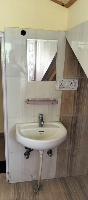Doppelzimmer | Badezimmer | Dusche, Hausschuhe, Seife, Shampoo