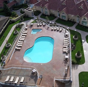 A swimming pool with lounge chairs and a covered deck area. - Sunset Waterfront Resort, Executive Townhouse 113. Luxury Lakeside, 3 Bed/2 Bath (Kelowna)