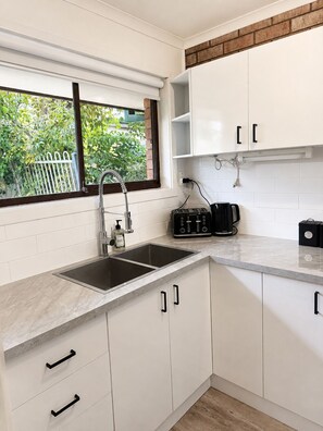 Wasserkocher mit Kaffee-/Teezubehör, Kühlschrank, Mikrowelle, Ofen