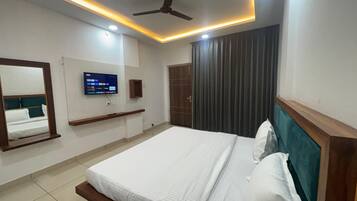 Habitación doble superior, balcón, vista a la montaña | Escritorio, espacio para trabajar con laptop y wifi gratis