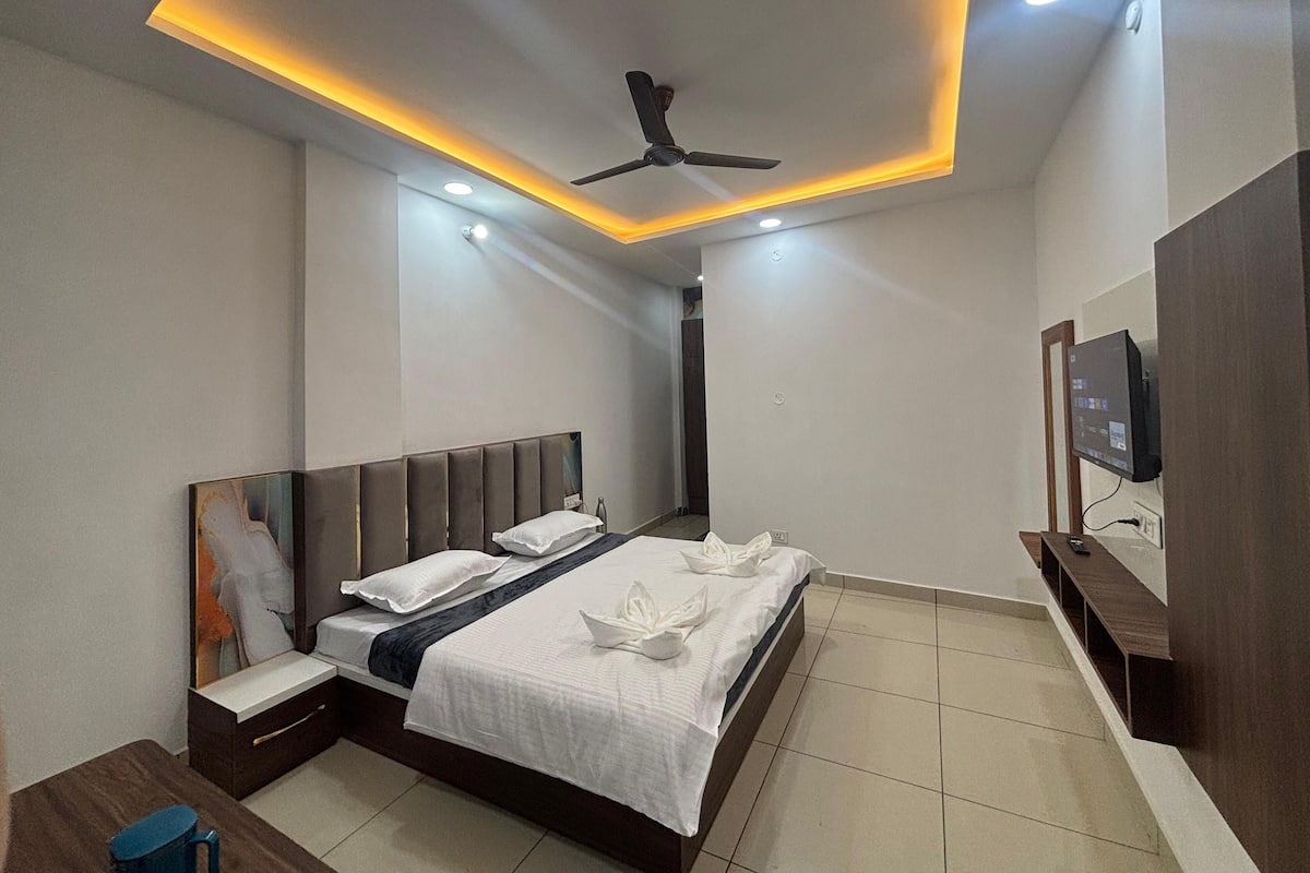 Quarto casal superior, sacada, vista para a montanha | Escrivaninha, espaço de trabalho para notebook, Wi-Fi de cortesia