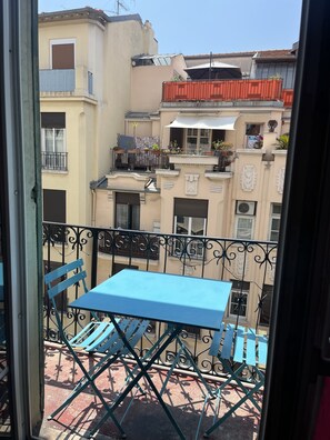 Doppia uso singolo, balcone, vista città | Ristorazione all'aperto