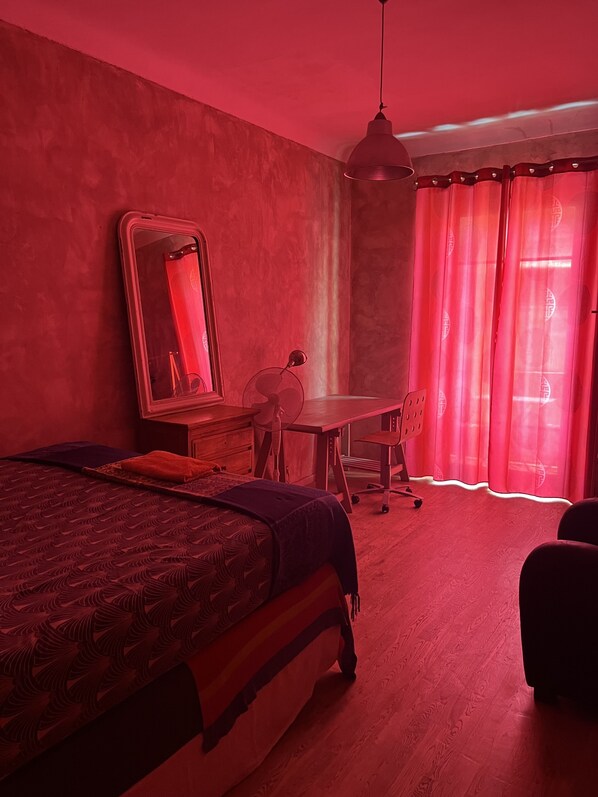 Habitación doble de uso individual, balcón, vista a la ciudad | Tabla de planchar con plancha y wifi gratis