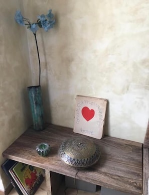 A wooden table with a decorative metal object and a framed sign with a heart symbol. - Great & light room in the heart of Nice (Nice)
