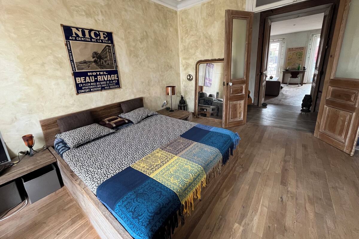 Habitación doble de uso individual, 1 cama Queen size, vista al patio | Tabla de planchar con plancha y wifi gratis