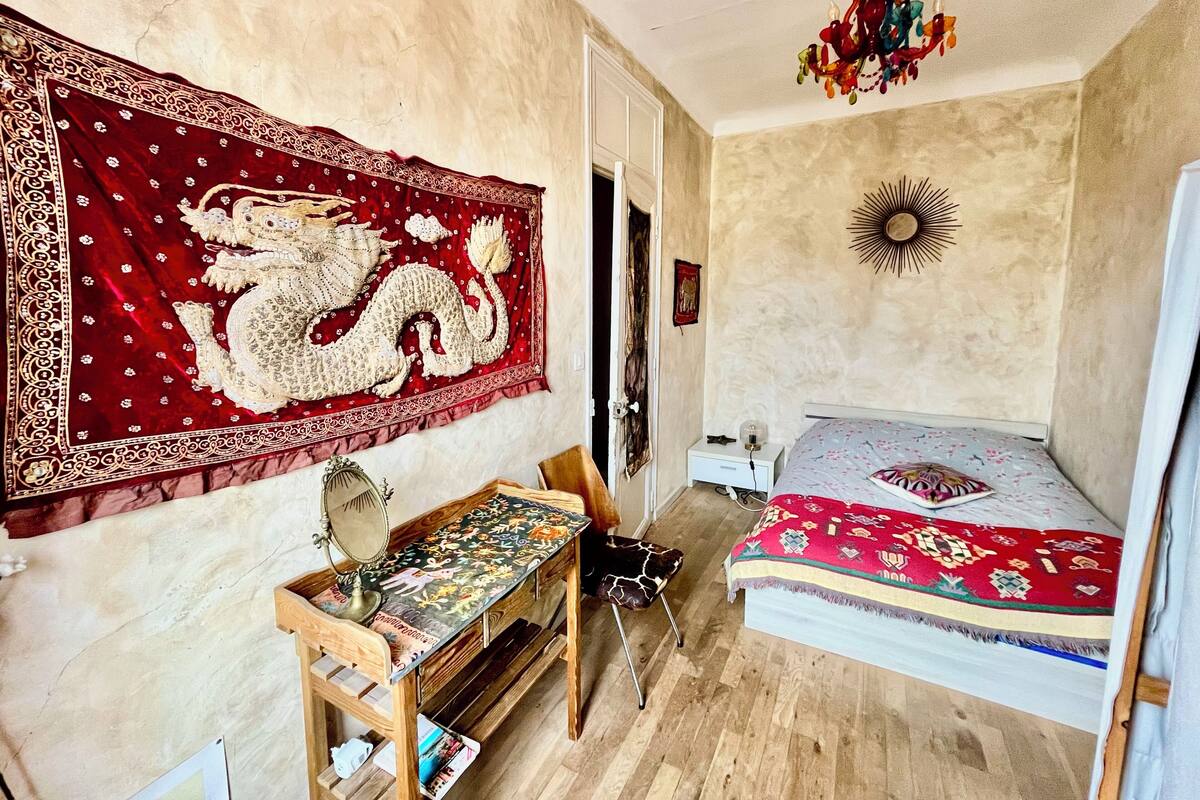 Habitación doble de uso individual, vista al patio | Tabla de planchar con plancha y wifi gratis