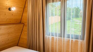 Tabla de planchar con plancha, wifi gratis y ropa de cama