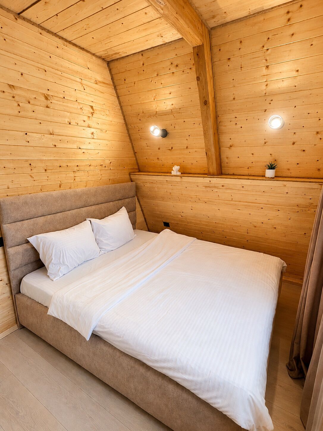 Tabla de planchar con plancha, wifi gratis, ropa de cama