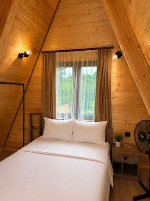 Casa de campo, vista al lago | Tabla de planchar con plancha, wifi gratis y ropa de cama