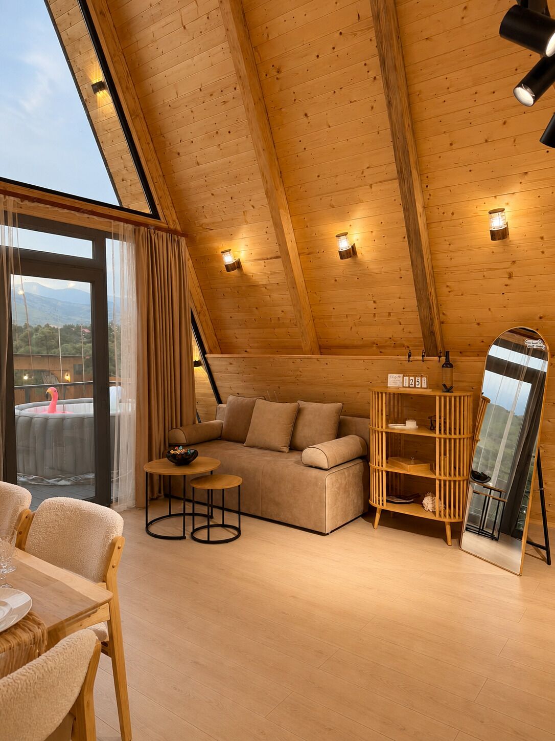 Cabaña, vistas a la montaña | Zona de estar | Smart TV de 55 pulgadas con canales digitales
