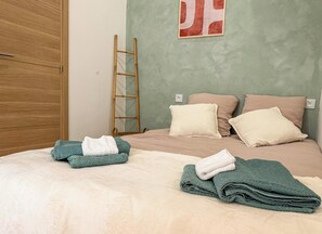 Unclassified image, 4 of 39, button - New 3-bedroom duplex with 2 private suites, historic Aix (Aix-en-Provence)