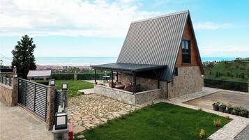 Bungalow, kjøkken, sjøutsikt | Terrasse/patio