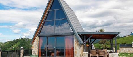 Bungalow, Kitchen, Sea View | Outdoor dining
