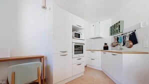 Private kitchen - A charming little house near Lake Salonique. (Le Grau-du-Roi)