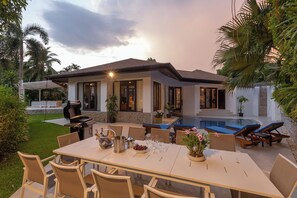 A modern house with a patio, outdoor seating, a pool, and a barbecue area. - Surin Lake Villa (Thalang District)