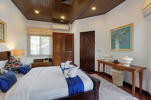 Vila, 6 quartos, piscina particular, ao lado do lago | Cofres nos quartos, ferros/tábuas de passar roupa, Wi-Fi de cortesia