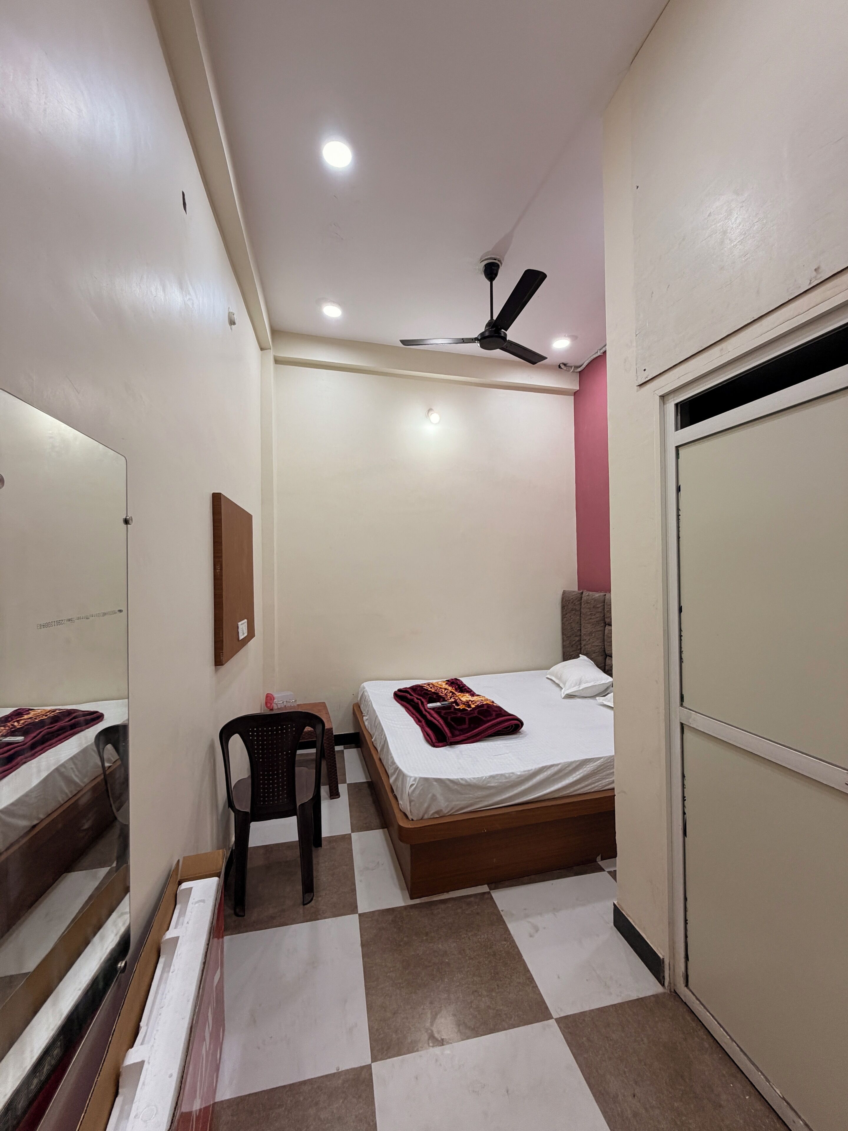 Economy Double Room | Desk, laptop workspace