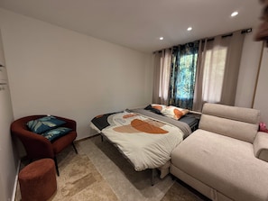 Iron/ironing board, bed sheets - Downtown Saint-Raphaël—Everything Within Walking Distance (Saint Raphaël)