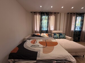 Room - Vrbo Property (Saint Raphaël)