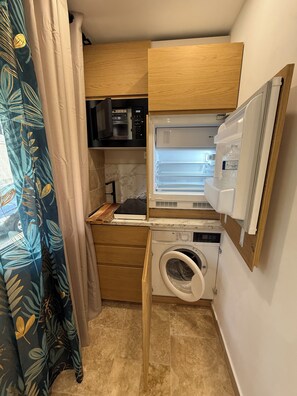 Private kitchen - Vrbo Property (Saint Raphaël)