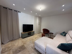 Living area - Vrbo Property (Saint Raphaël)