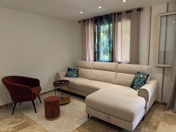 Living area - Vrbo Property (Saint Raphaël)