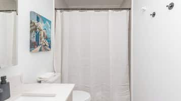 Een douche, een haardroger, handdoeken