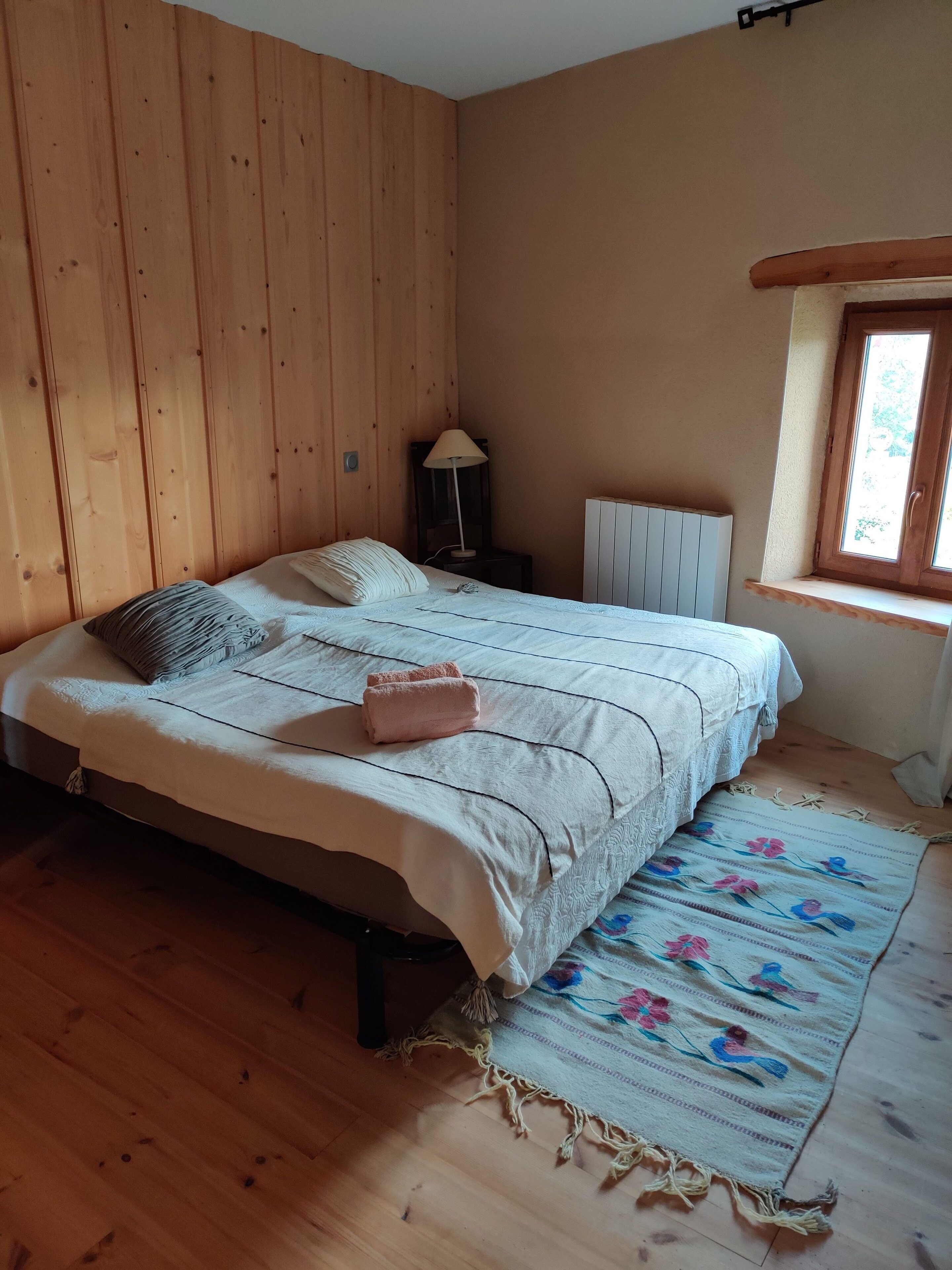3 bedrooms, desk, iron/ironing board, WiFi (free)