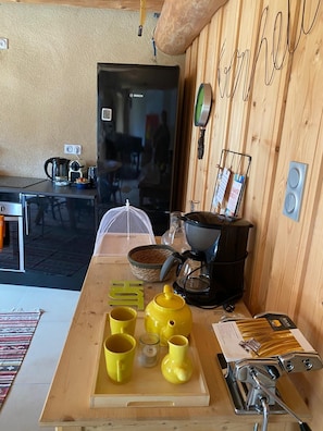 Cafetera o tetera, frigorífico, microondas y horno