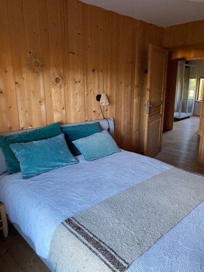 Escritorio, tabla de planchar con plancha, wifi gratis y ropa de cama