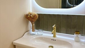 تجهيزات دش، مجففات شعر، مناشف، صابون