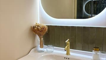 Douche, sèche-cheveux, serviettes fournies, savon