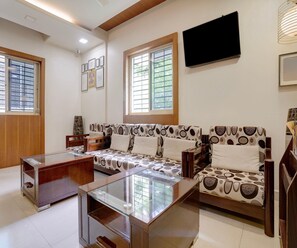 Living area - Classic Mega Inn (Hospet)