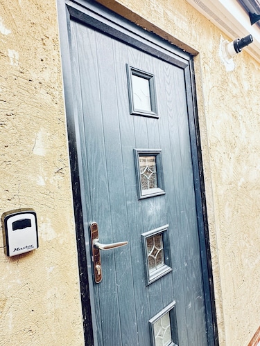 Modern Self-Contained Studio Annexe with Kitchenette and Private Entrance
