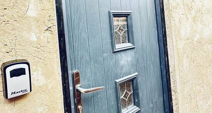 Modern Self-Contained Studio Annexe with Kitchenette and Private Entrance