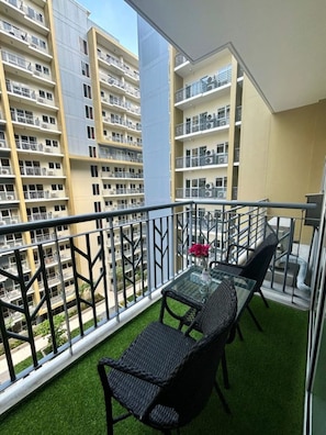 Comfort Condo, 2 Bedrooms, Air conditioning | Balcony view - Kuya Awen's Staycation Unit 11J (Parañaque)