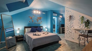Un dormitorio con cama, mesitas de noche, un escritorio, una silla y un mapa del mundo en la pared.
