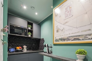 Microwave, kompor, dan peralatan masak/sendok-piring
