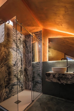 Kamar mandi | Pengering rambut, sandal, handuk, dan sabun